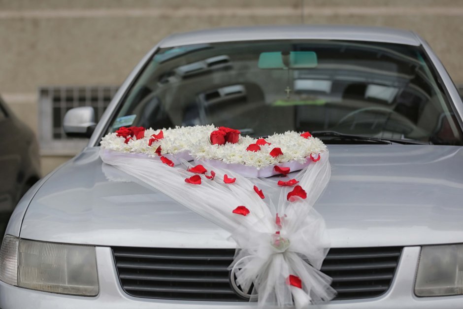 Фото невесты в машине с букетом
