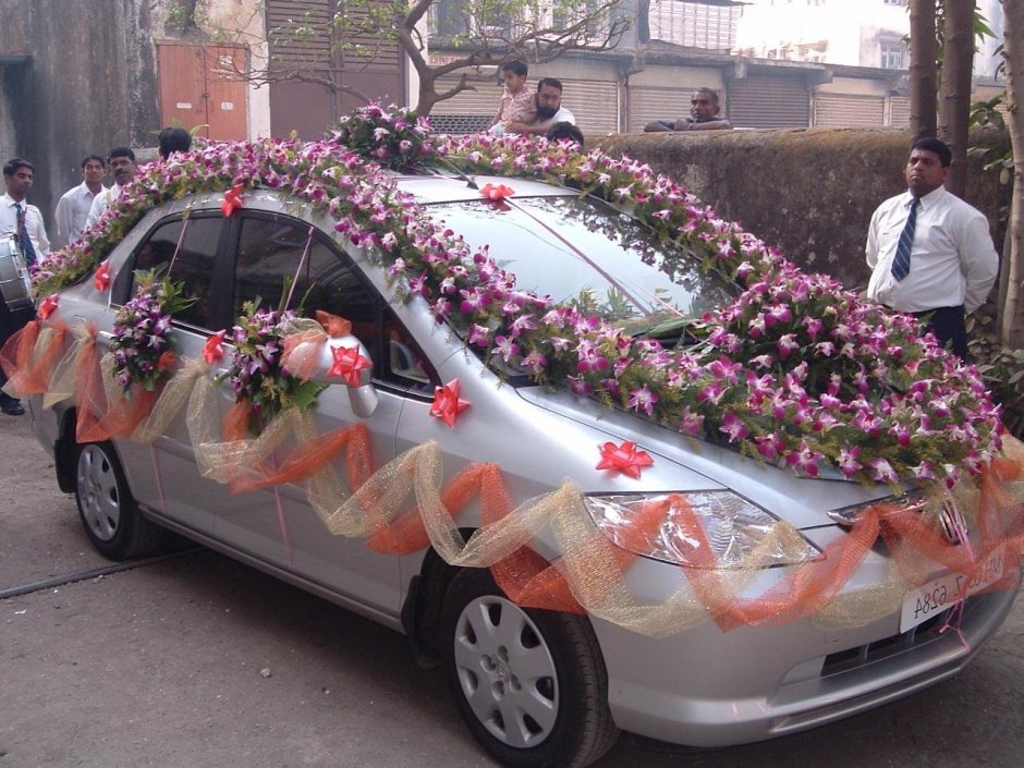 Необычное украшение свадебной машины