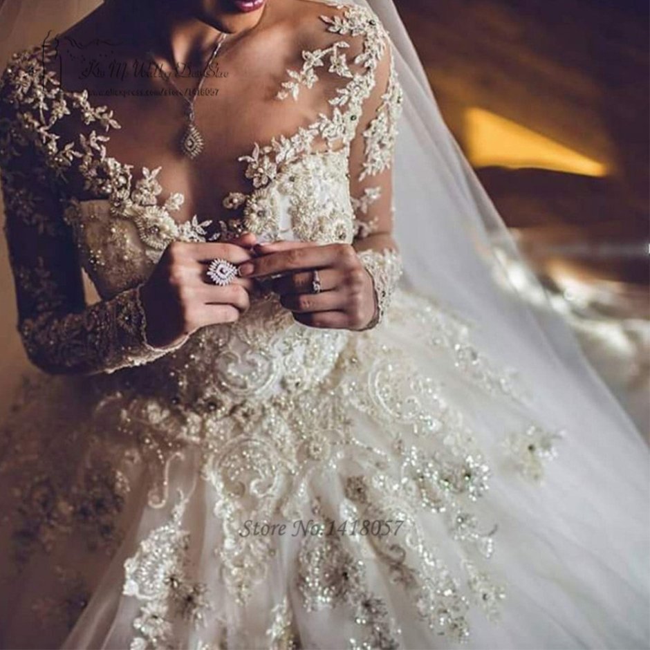 Пышное свадебное платье со шлейфом и корсетом