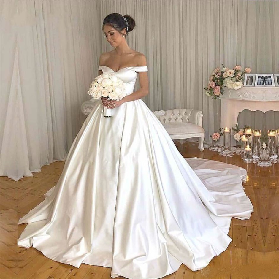 Свадебное платье с открытыми плечами