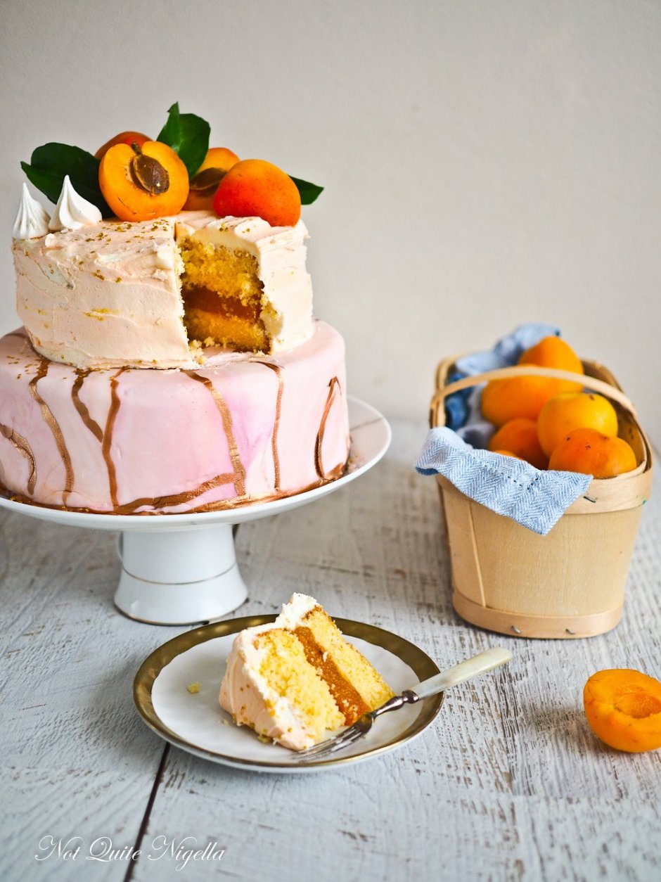 Торт украшенный абрикосами