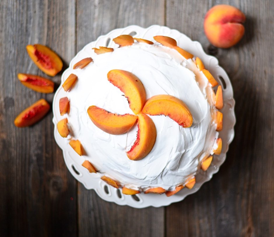 Украшения торта сливами и персиками