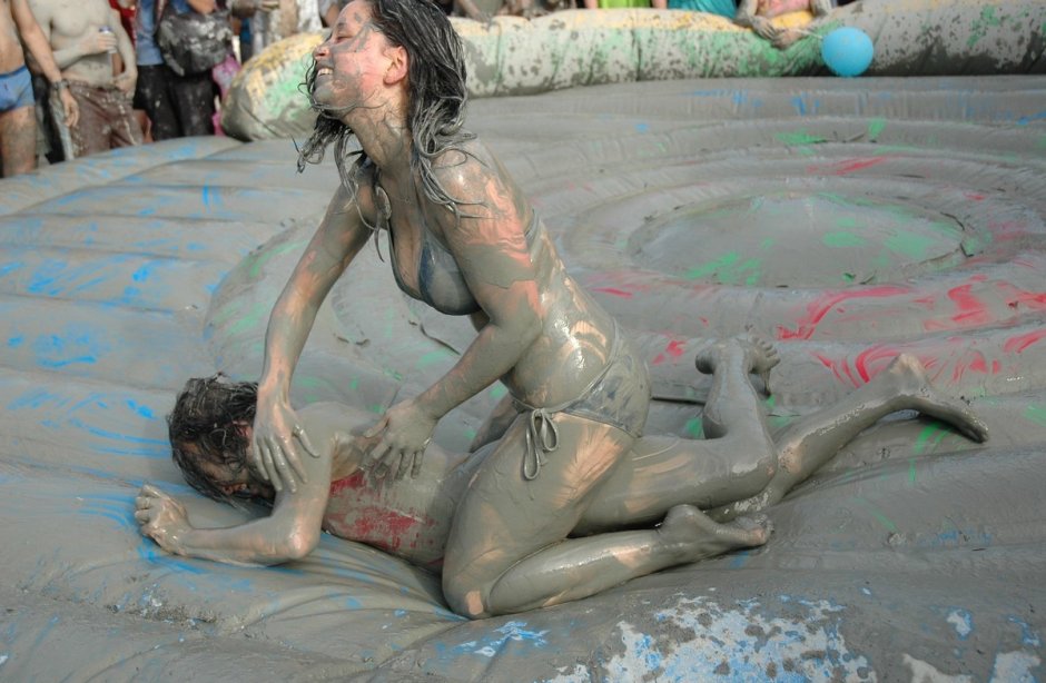 Женские бои в грязи фото