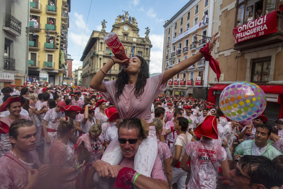 Традиции Испании фестиваль бег от Быков