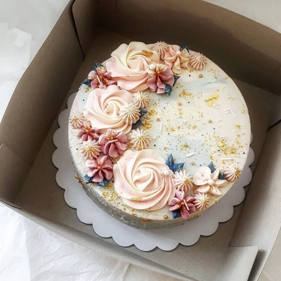 Торт с декором безе на день рождения