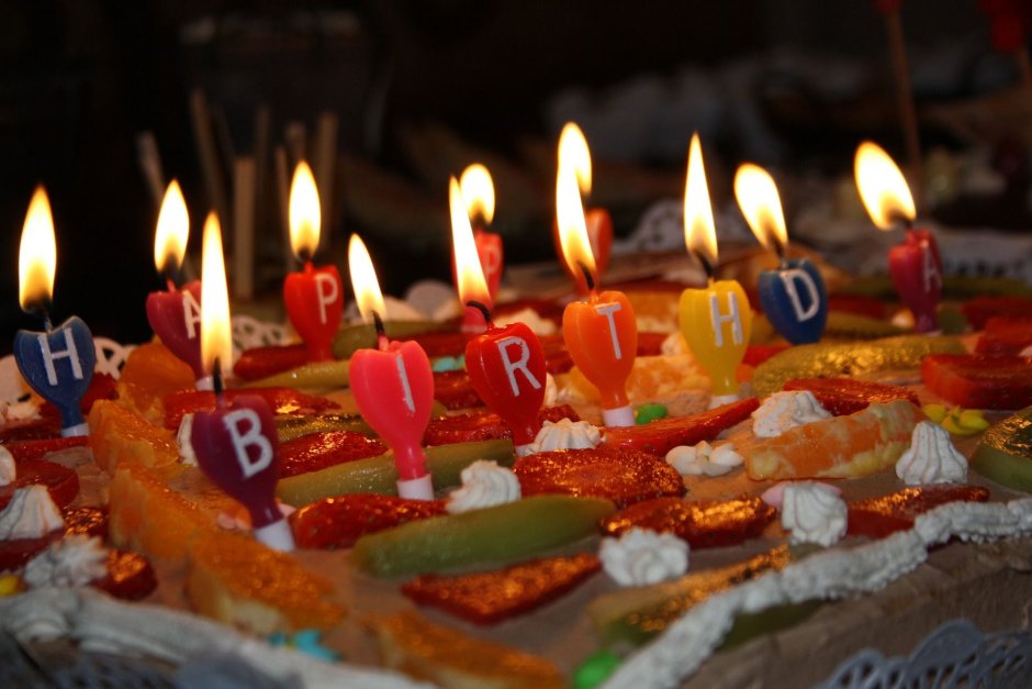 Большой торт со свечами с днем рождения