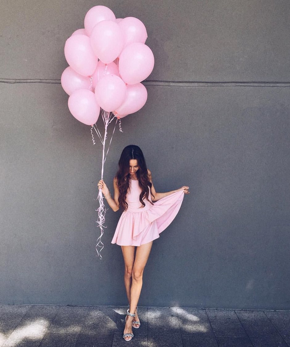 Девушка с розовыми шарами