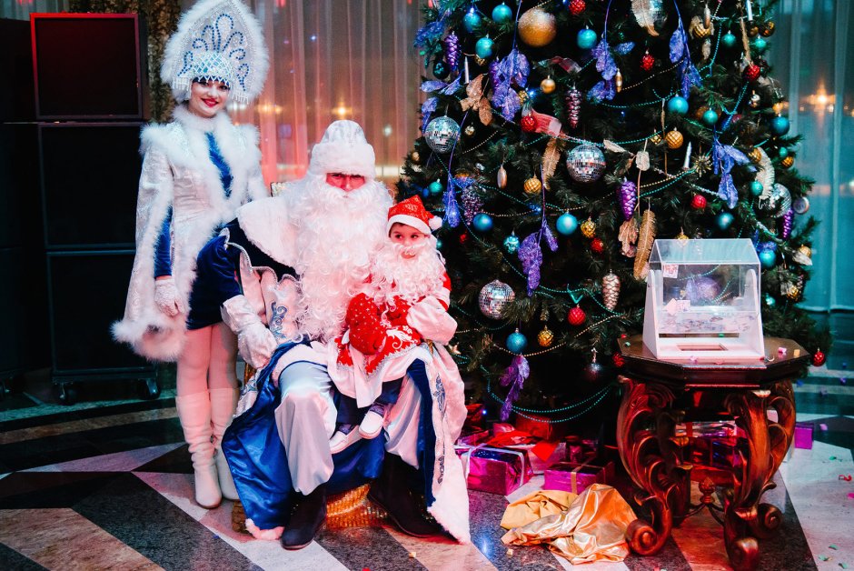 Дед Мороз с ёлкой в Анталии