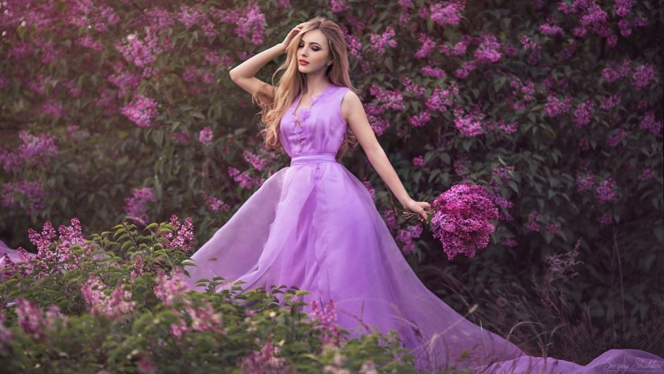 Девушка в лиловом платье