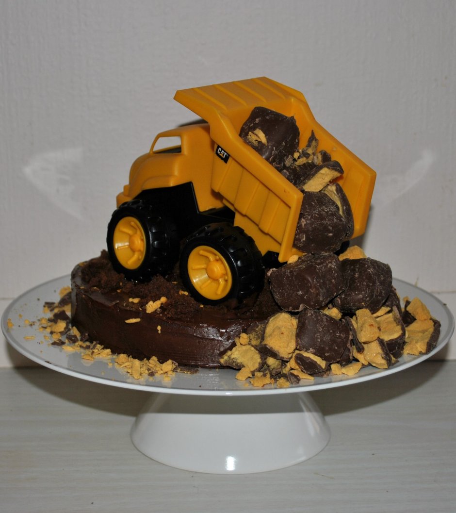 Торт грузовик с клубникой
