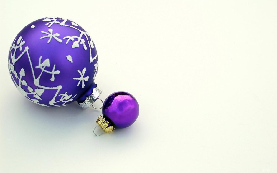 Фиолетовые новогодние шары фон