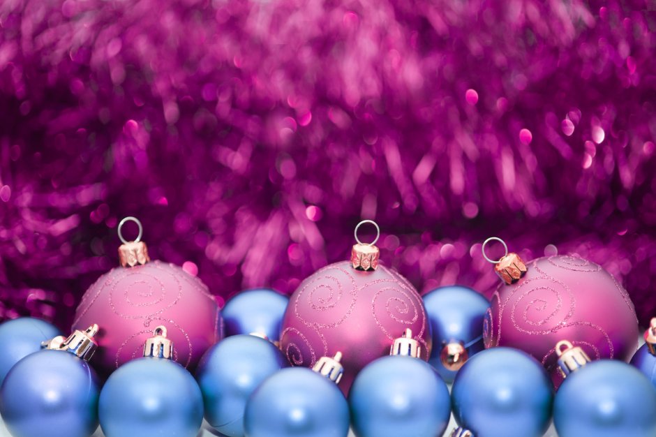 Розовый и фиолетовые новогодние шары