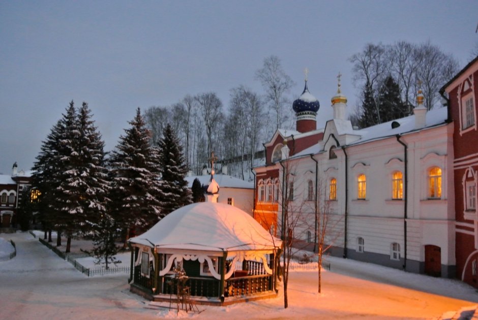 Псково-Печорский монастырь зимой