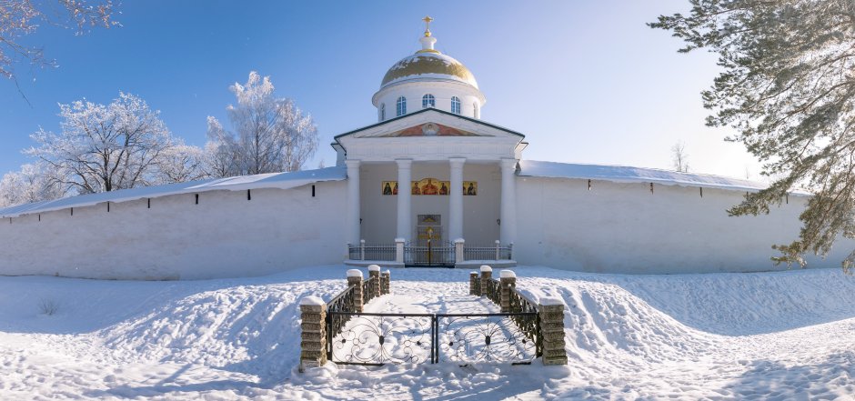 Псково-Печерский монастырь зимой
