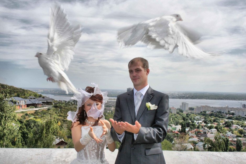 Жених и невеста с голубями