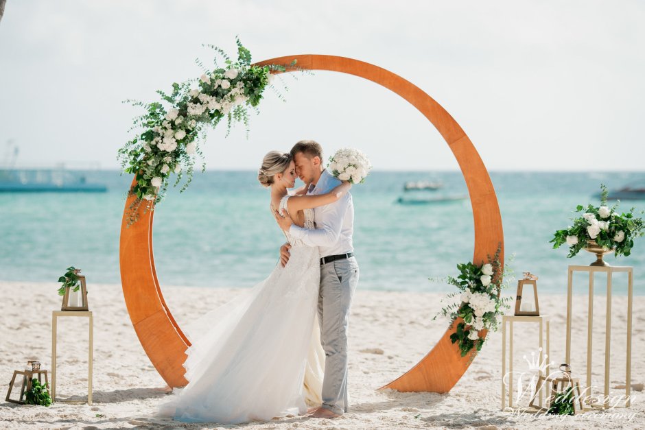 Круглая деревянная арка на свадьбу