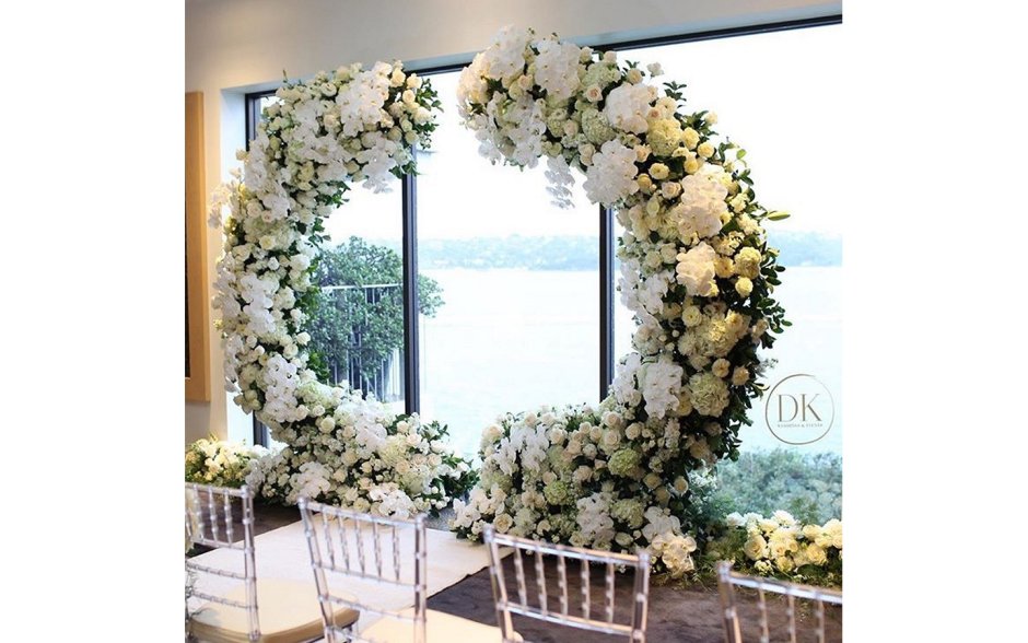 Круглая арка на свадьбу с цветами