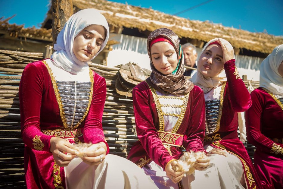 Чеченские девушки в национальных нарядах