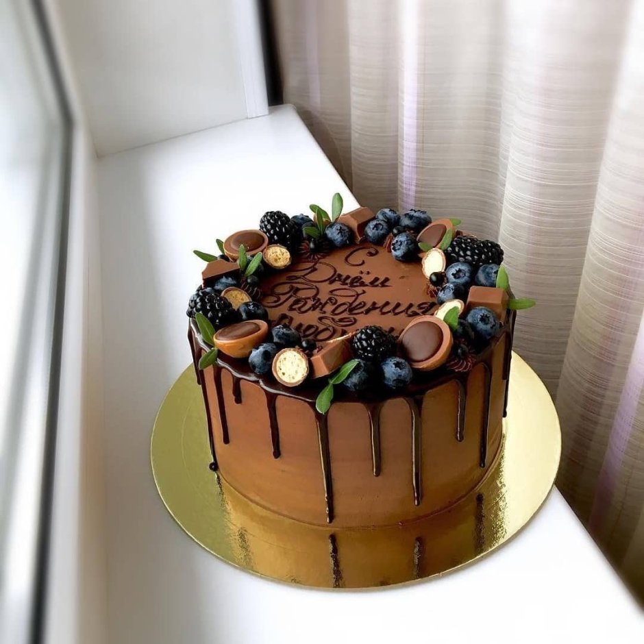Кремовое украшение шоколадного торта