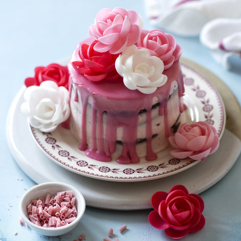 Тортики украшены цветами из глазури