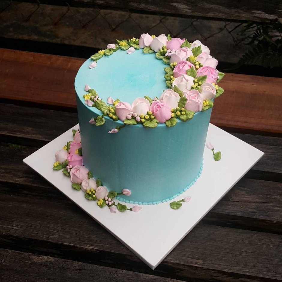 Свадебный торт с вафельными цветами