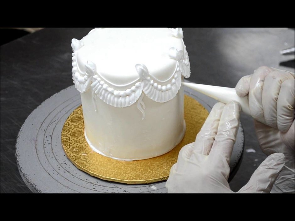 Нанесение крема на торт