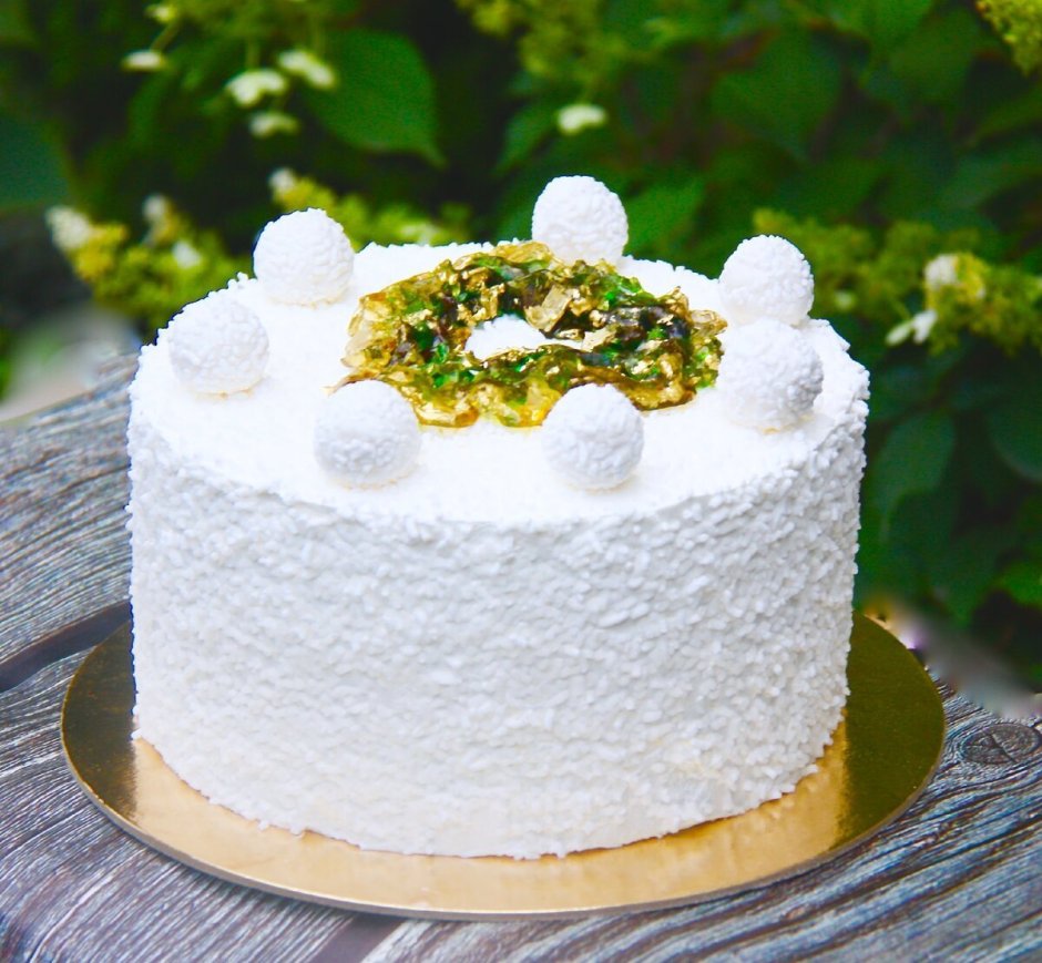 Белый свадебный торт с живыми цветами с серебром
