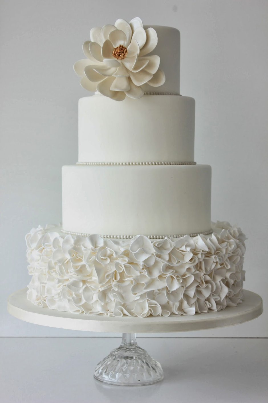 Свадебный мастичный торт с белыми цветами