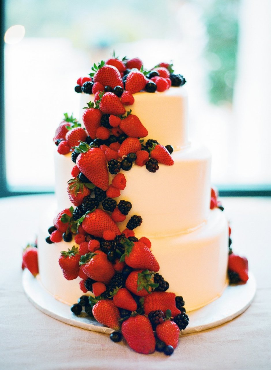 Свадебный торт двухъярусный с фруктами