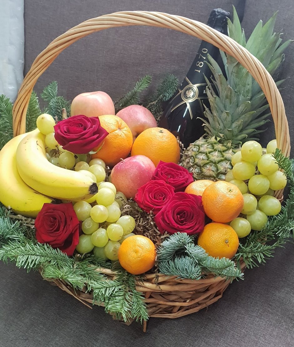 Новогодняя композиция в корзине с фруктами
