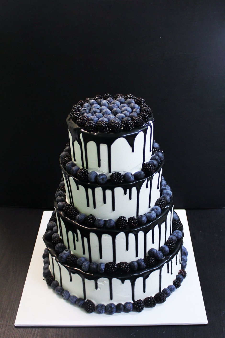Черный двухъярусный торт