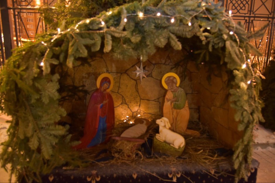Рождественский вертеп у храма Христа Спасителя