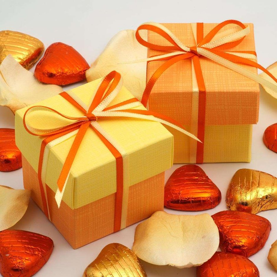 Подарок оранжевого цвета