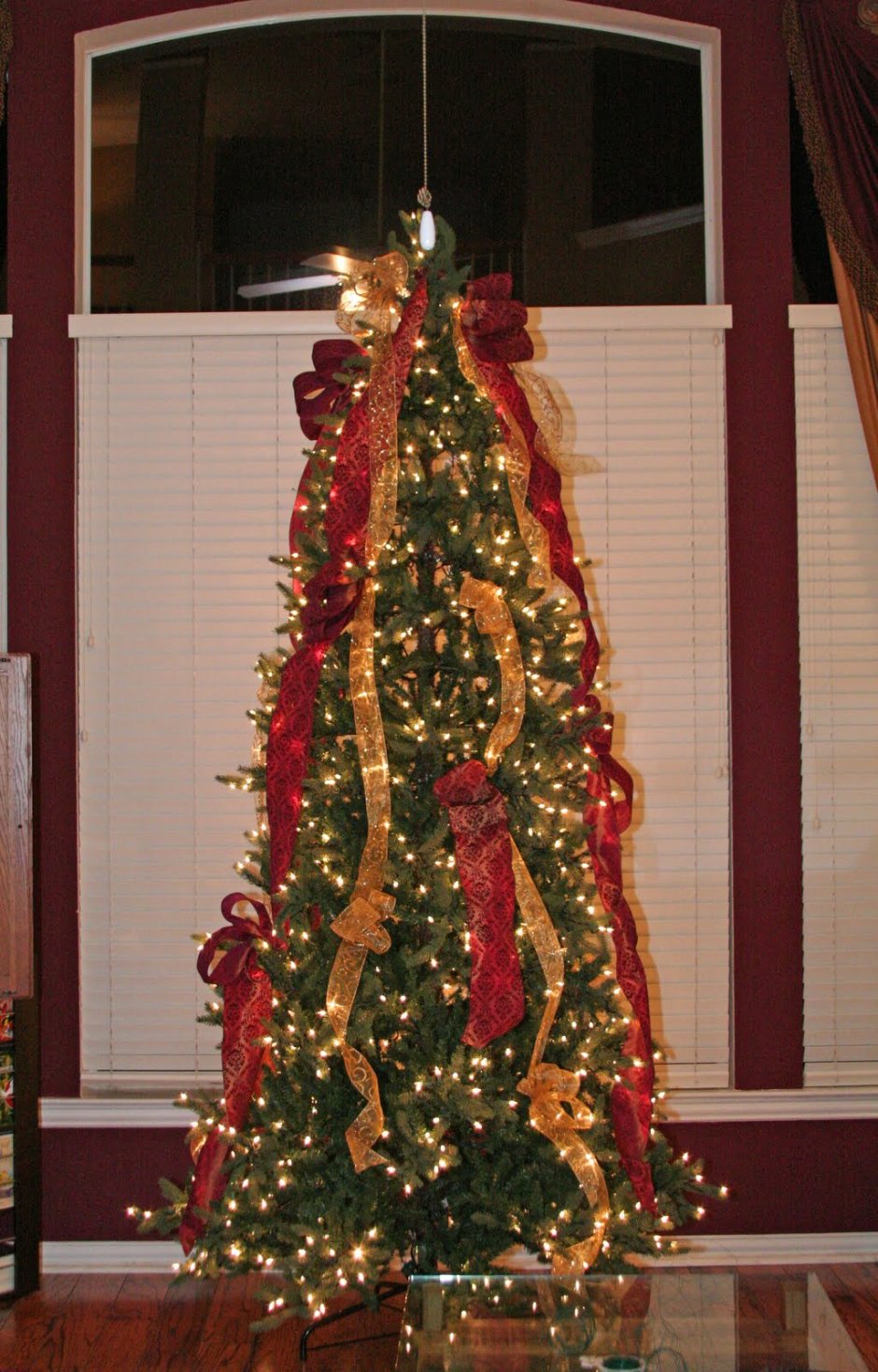 Украшение новогодней елки лентами