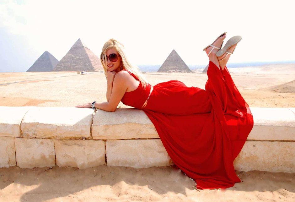 Красивая девушка блондинка в Египте