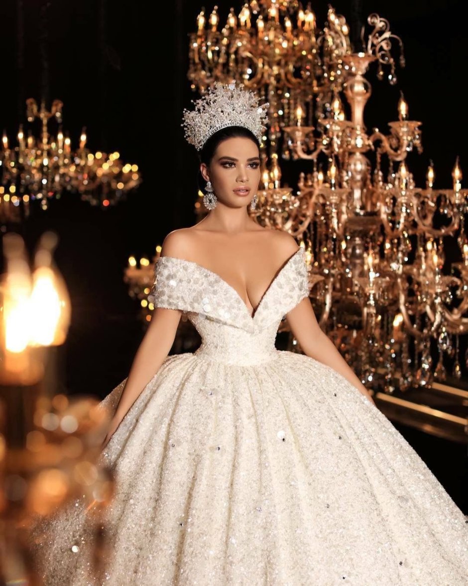 Самое красивое свадебное платье королевы