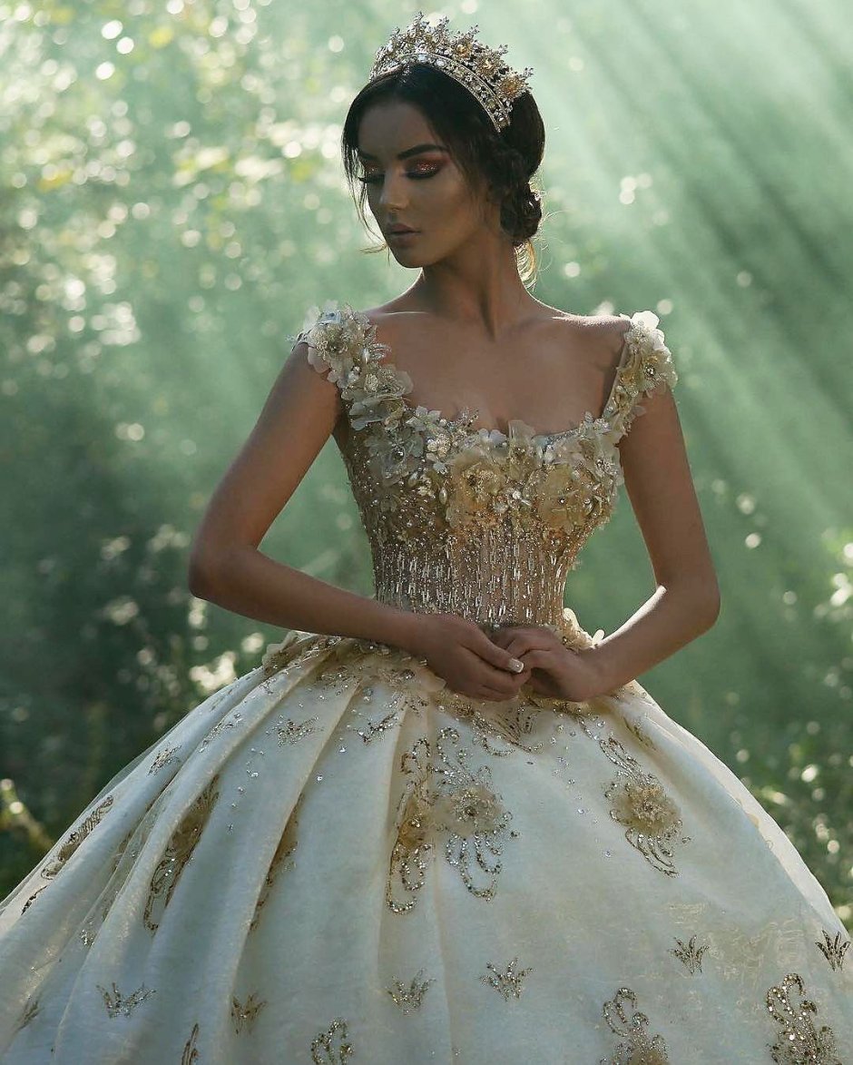 Свадебное платье с короной