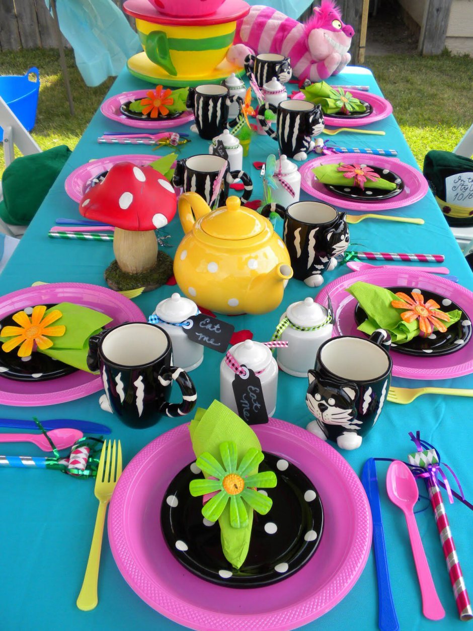 Разноцветный декор с одноразовой посудой