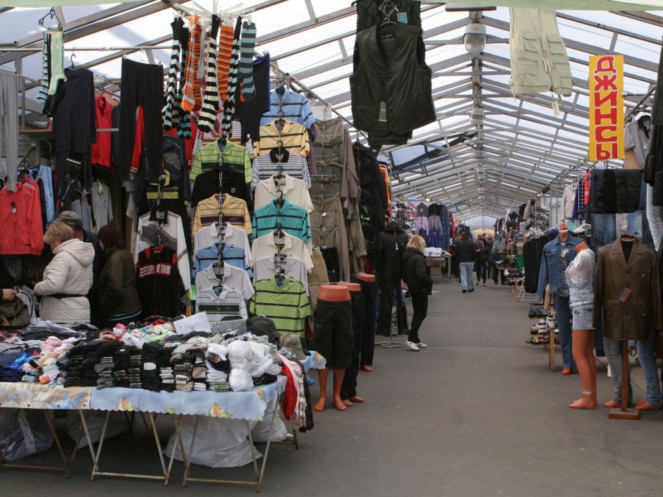 Уличный рынок одежды