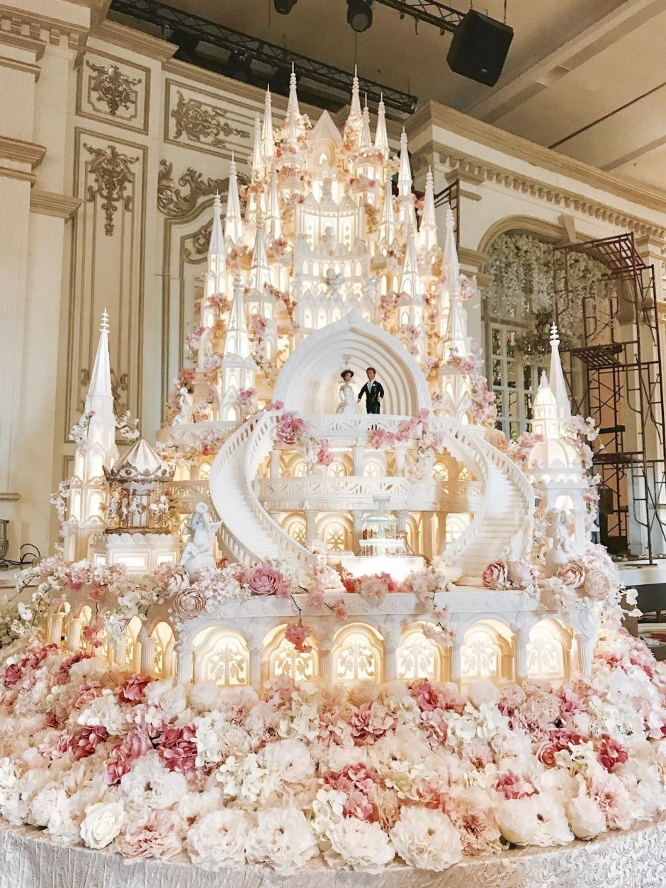 Свадебный торт с белым кремом и цветами