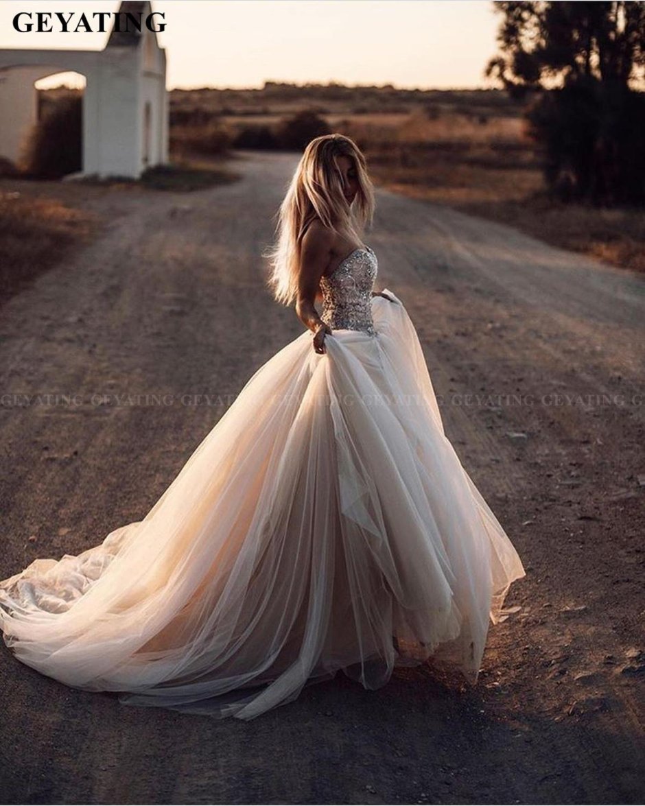 Короткое свадебное платье с рукавами фонариками