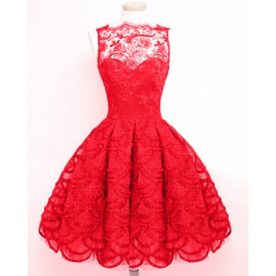 Красное платье на манекене
