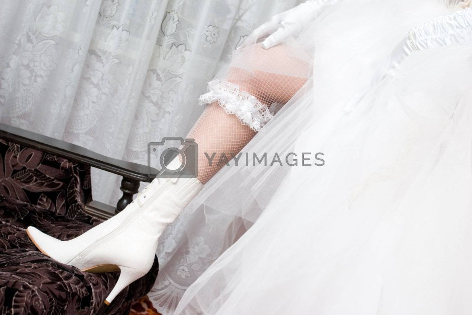 Невеста надевает чулки
