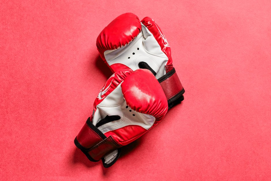 Боксерские перчатки на белом фоне