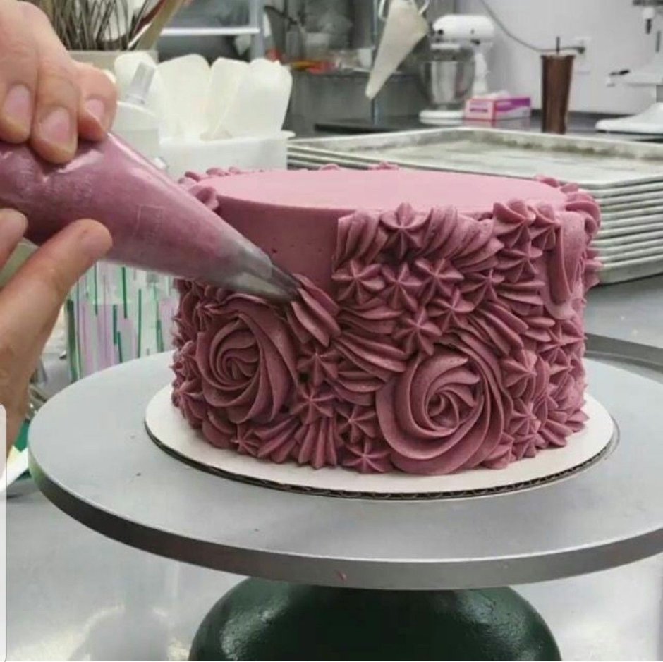 Торт украшенный взбитыми белками