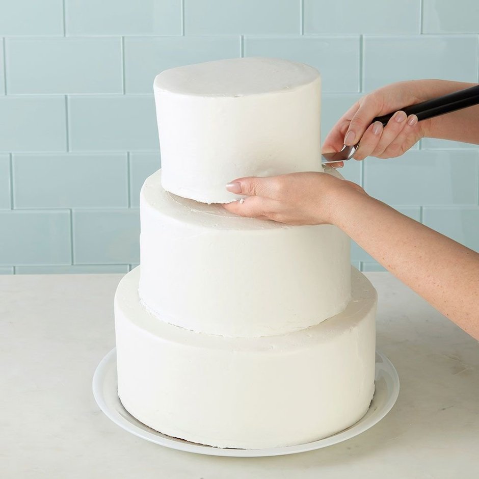 Выравнивание и украшение торта
