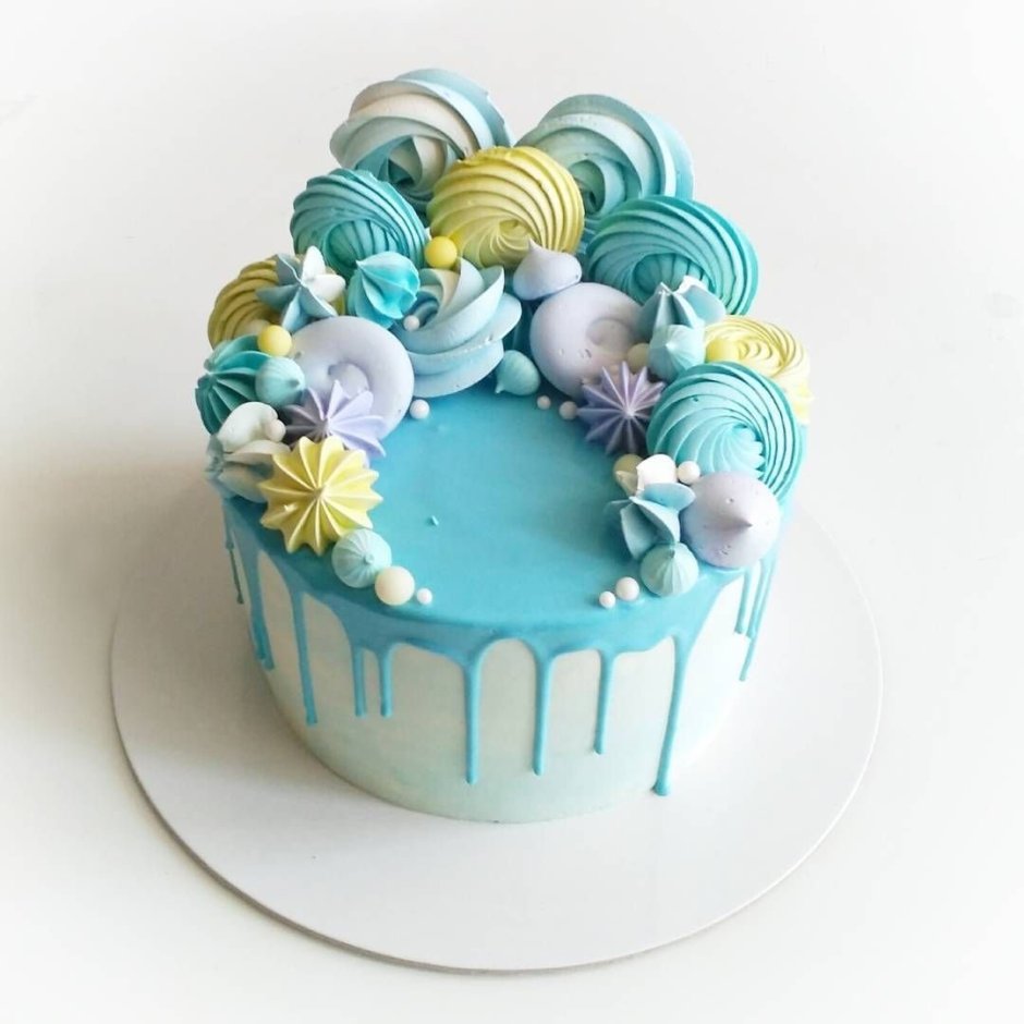 Голубой торт с меренгами