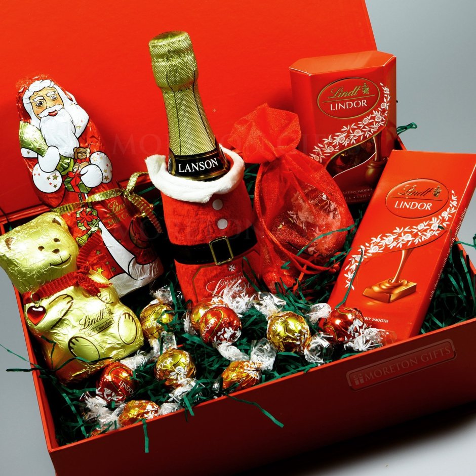 Подарочная коробка с шампанским и конфетами