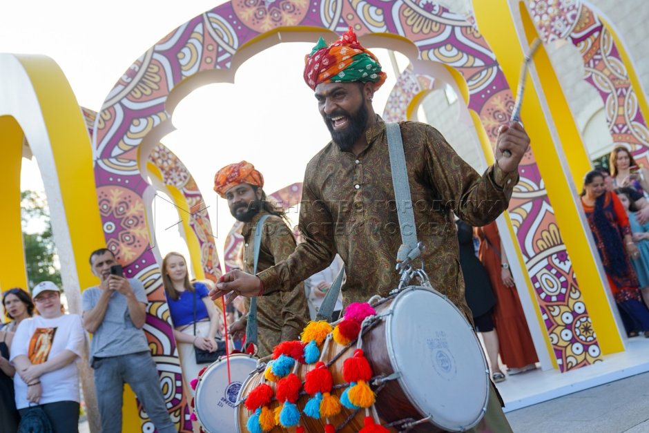 Фестиваль красок Холи на фестивале Индии в острове мечты 2022 Москва