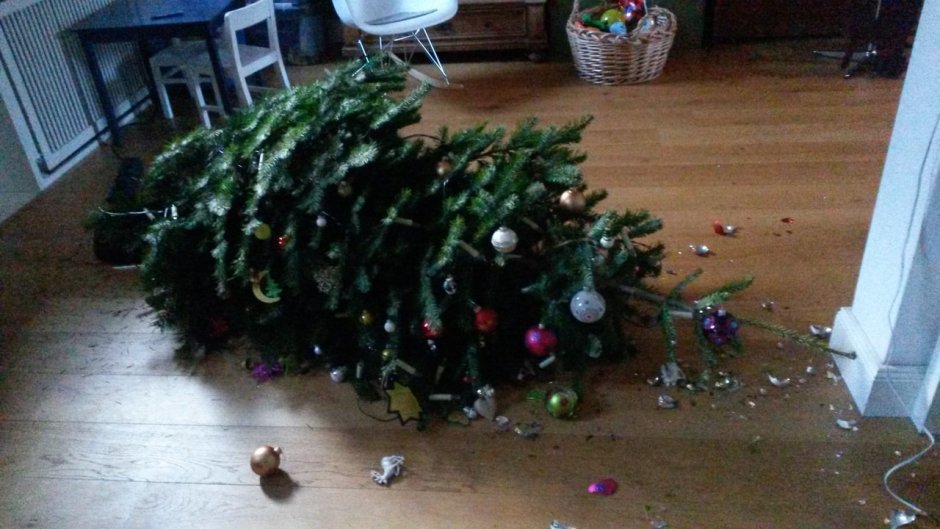 Упавшая Новогодняя елка